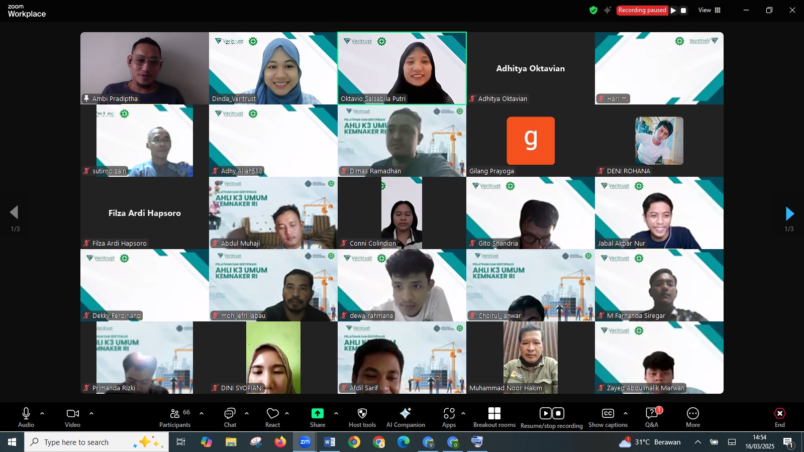 Karyawan mengikuti pelatihan K3 online dari rumah menggunakan laptop
